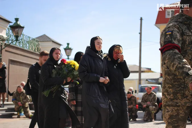 Зі сльозами та на колінах: Луцьк попрощався з трьома своїми Героями (фото, відео)