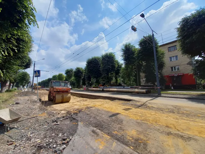 Знімають бруківку із тротуарів: що коїться на проспекті Волі у Луцьку (фото)