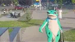 У Луцьку дефілювала жаба на підборах (відео)