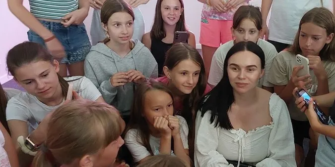 Пісні та фотосесія: відома луцька блогерка завітала до дитячого табору (фото)