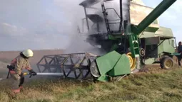 Вогонь охопив двигун та кабіну: у Луцькому районі горів комбайн (фото)