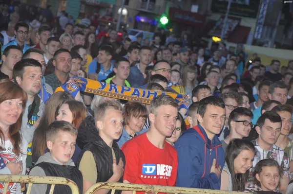 Лучани разом зі збірною співали гімн України