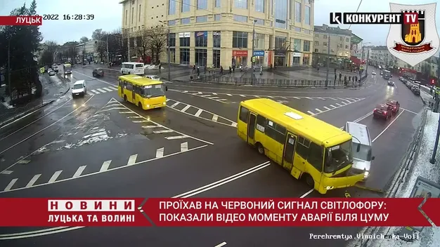 У центрі Луцька бус в'їхав у маршрутку з пасажирами: є постраждалі (відео)