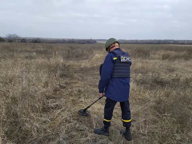 На Волині піротехніки знешкодили протитанкові міни і снаряд (фото)
