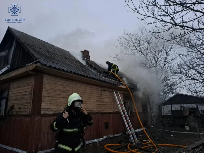Докурилася: у Луцьку жінка отримала опіки під час пожежі (фото)