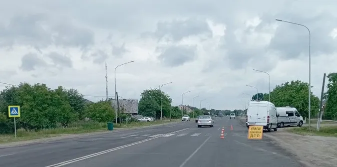 У Луцькому районі бус збив школярку на переході (фото)