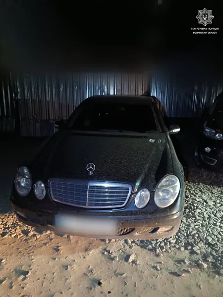 У Луцьку пʼяний «шумахер» розтрощив чужу автівку й втік (фото)