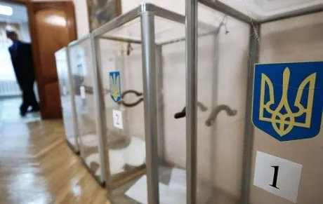 У Маневичах правоохоронці не впускали спостерігачів у приміщення ОВК 