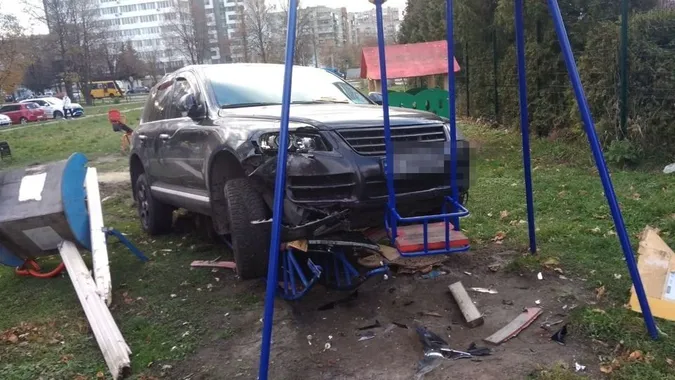 П'яний поліцейський протаранив три автівки та влетів у дитячий майданчик (фото, відео)