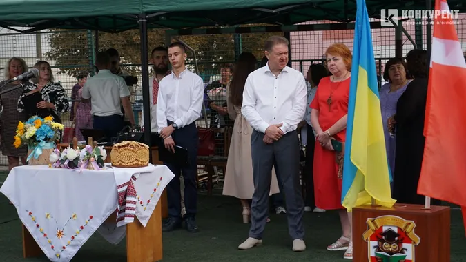 Як відзначили перший дзвоник у Луцькому ліцеї №9 (фото)