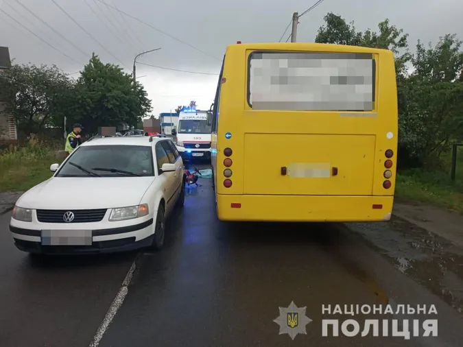 У Луцьку під колесами маршрутки загинув 21-річний мотоцикліст (фото, відео)
