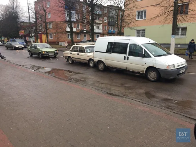 Пропустили пішохода: на Волині зіткнулися три автівки (фото)