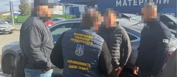 Брав $1000 за пропуск товарів без огляду: на Волині викрили митника на хабарі (фото)