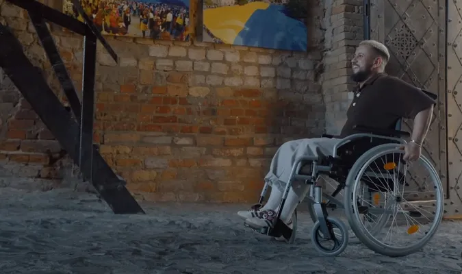 Відомий співак MONATIK ледь зміг потрапити у Луцький замок (відео)