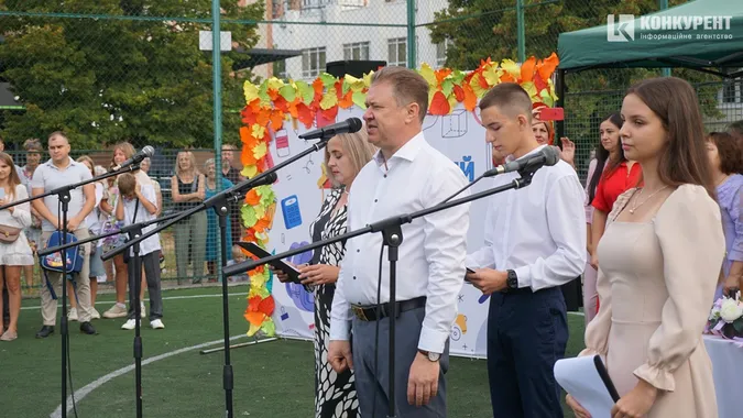 Як відзначили перший дзвоник у Луцькому ліцеї №9 (фото)