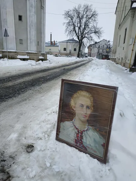 У Луцьку портрет Лесі Українки мандрує стежками, де ходила письменниця в дитинстві (фото)