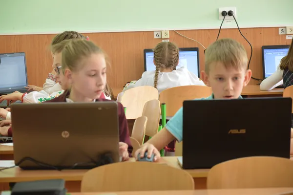 Сучасний урок: як луцькі школярі навчаються з MultiBoard (Фото. Відео)