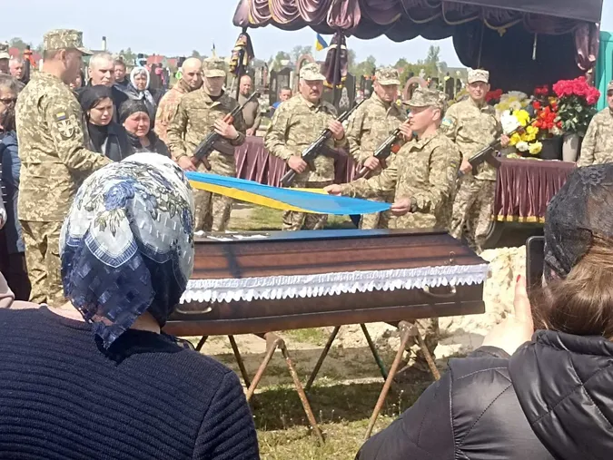 Загинув поблизу Соледару минулого року: на Волині поховали Володимира Харковця (фото)