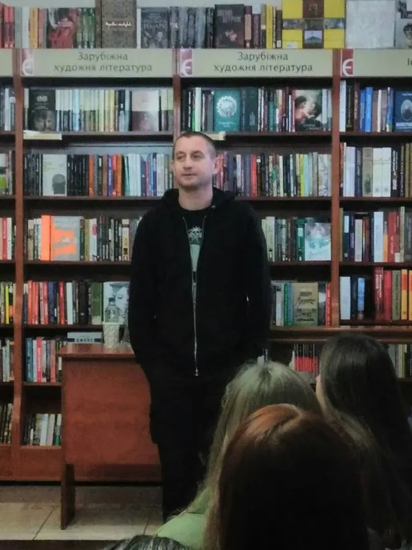 «Треба пробувати витягнути тих людей, які сидять за нас», – Жадан у Луцьку 
