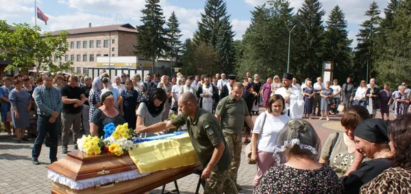 «На свято повернувся в домовині»: на Волині провели в останню путь воїна Михайла Беня