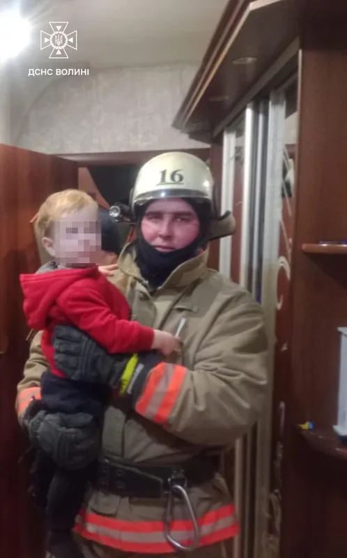У Старій Виживці рятувальники визволили дворічну дитину із замкненої квартири