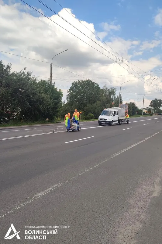 Між Луцьком і Рівненщиною «облагороджують» дорогу (фото)
