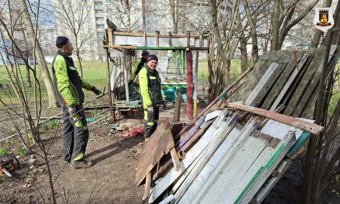 Муніципали розібрали  «самовільну» бесідку біля будинку у Луцьку (фото)
