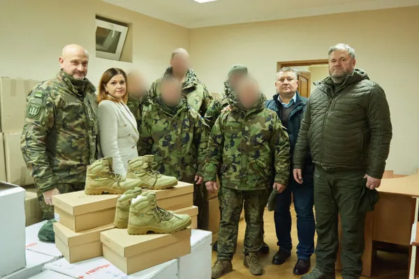 Бійцям батальйону «Луцьк» передали майже 300 пар зимового тактичного взуття