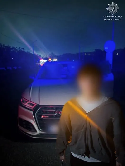 П'яний і без «прав»: у Луцьку зловили 21-річного водія-порушника на Audi (фото)