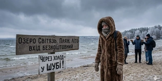 Ходять пляжем у шубі та рукавицях: на Світязі досі не почався купальний сезон (відео)