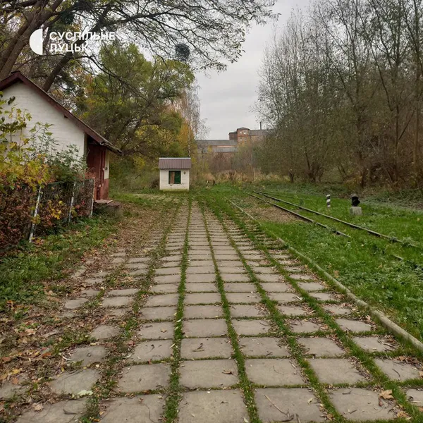 Дитяча залізниця у Луцьку продовжує розвалюватись (фото)