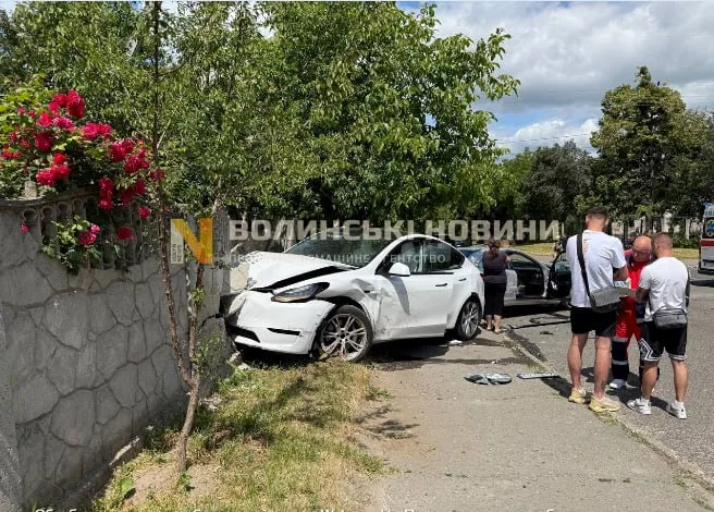 Від удару відкинуло в паркан: у Луцьку не розминулись Mercedes і Tesla (фото)