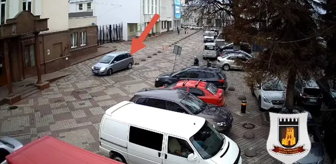 У центрі Луцька «опель» застряг на обмежувачі руху (відео)
