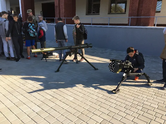 «Козацькому роду нема переводу»: у луцькій школі організували свято (фото)