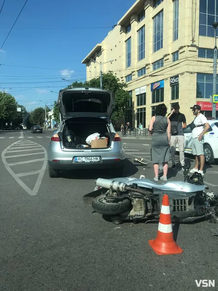 У центрі Луцька легковик збив мотоцикліста (фото)