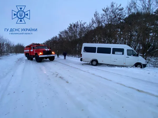 На Волині рятувальники визволяли зі снігової пастки рейсовий автобус з пасажирами (фото)