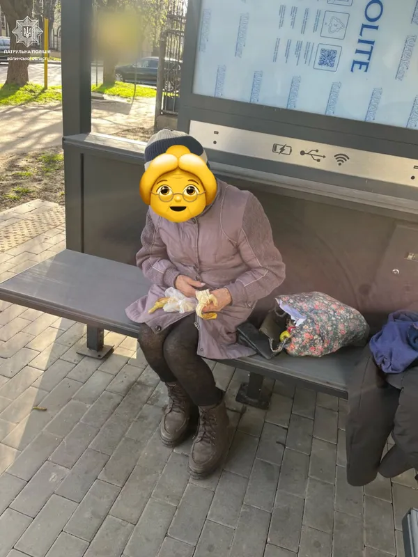У Луцьку розгублена бабуся два дні сиділа на зупинці