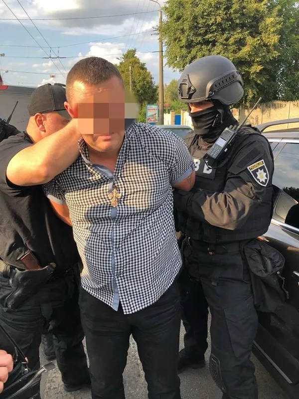 Вимагали гроші і шантажували «свого»: на Волині посадили двох поліцейських (фото)