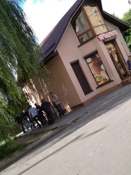 Матюки, сміття та крики: лучани скаржаться на магазин на Рівненській (фото)