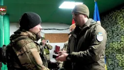 Командир 14-ї ОМБр відзначив побратимів нагородами (фото)