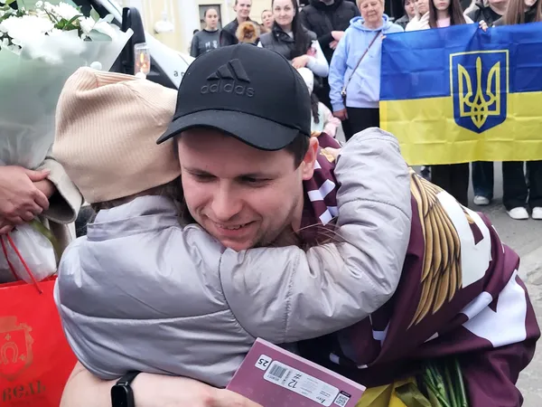 Уперше обійняв доньку: до Ковеля з полону повернувся десантник Максим Муха (фото)