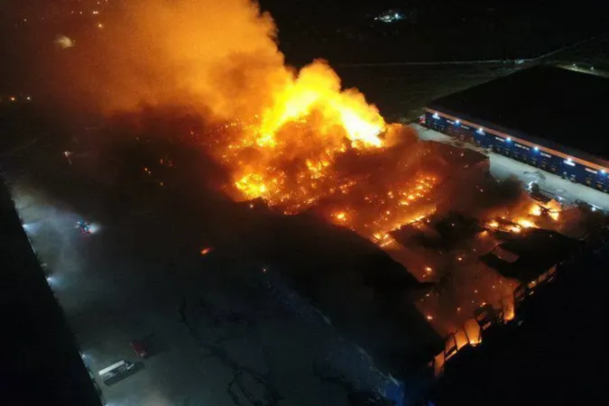 У підмосков'ї спалахнула пожежа: горить склад із папером (відео)
