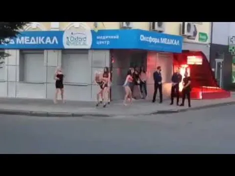 У центрі Луцька напівголі дівчата влаштували «брудні» танці (відео)