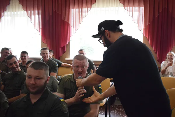 Відомий співак приїхав з концертом до луцьких нацгвардійців (фото)