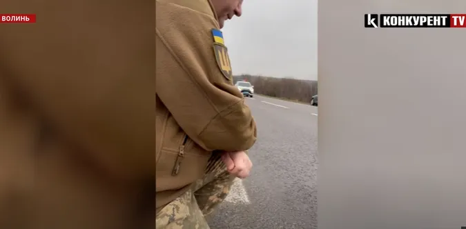 У Нововолинську люди на колінах зустріли загиблого Героя Максима Стрижака (відео)