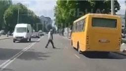 У Луцьку «безсмертний» пішохід перейшов дорогу патрульним (відео)