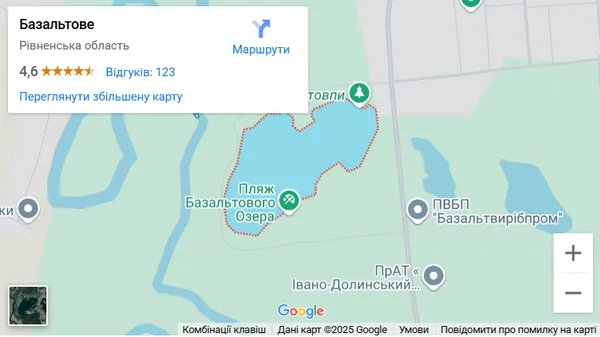 Смарагдова вода і 30-метрові скелі: недалеко від Луцька є унікальне озеро, про яке мало хто знає (фото)