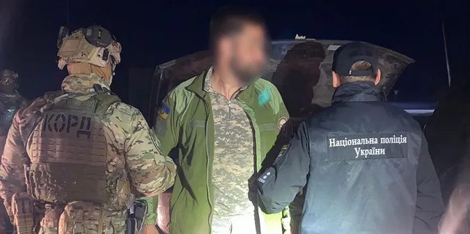 Волинські поліцейські затримали двох торговців трофейною зброєю (фото, відео)