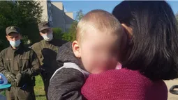 Поки мама пила з друзями: у Луцьку заблукав 3-річний хлопчик (фото)