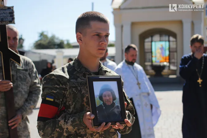 Знову похорон: Луцьк попрощався із загиблим захисником Віталієм Степанишеним (фото, відео)